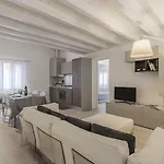 Ca' Rossini 2 شقة