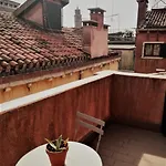 Ca' Rossini 2 شقة